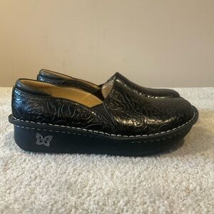 Algeria Debra Black Embossed Rose Shoe